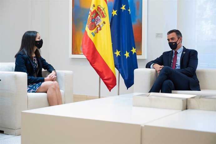 El presidente del Gobierno, Pedro Sánchez, y la líder de Ciudadanos, Inés Arrimadas, reunidos en el Palacio de la Moncloa el 2 de septiembre de 2020 para hablar de los Presupuestos Generales del Estado.