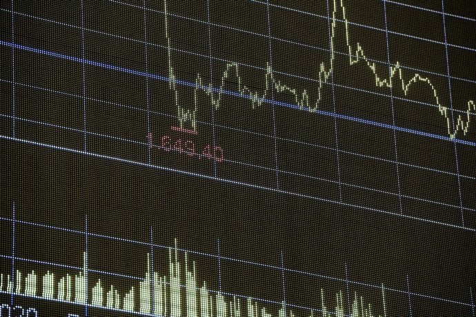 Valores en la Bolsa de Madrid (España), a 4 de septiembre de 2020. El Ibex 35 repuntaba un 1,7% en la media sesión de este viernes, hasta situarse en los 7.125,1 puntos, en una jornada en la que Bankia y CaixaBank son protagonistas tras confirmar que ne