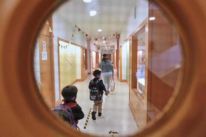 Niños en el hall del Colegio Privado Alameda de Osuna en el primer día del curso escolar 2020-2021, en Madrid (España) a 7 de septiembre de 2020.