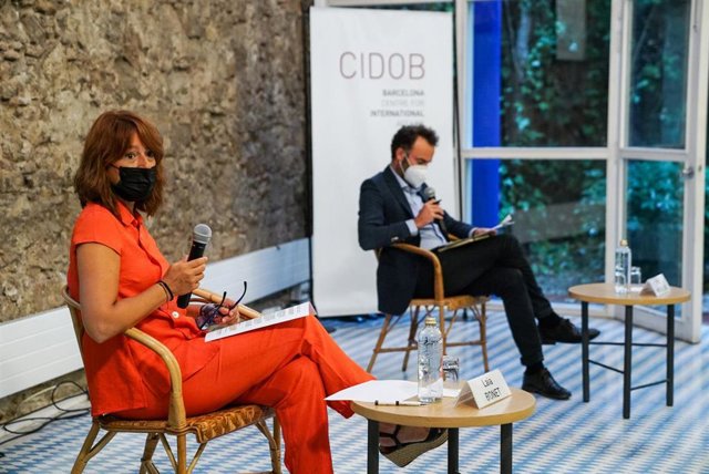 La tercera teniente de alcalde de Barcelona, Laia Bonet, y el director del Cidob, Pol Morillas.