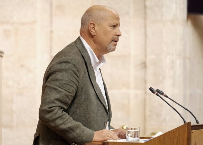 El consejero de Educación y Deporte de la Junta de Andalucía, Javier Imbroda, comparece en el Pleno del Parlamento.
