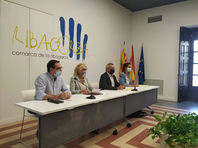 La subdelegada del Gobierno en Huesca, Silvia Salazar en la reunión sobre las obras en la N-260 y los cortes de tráfico que supondrá