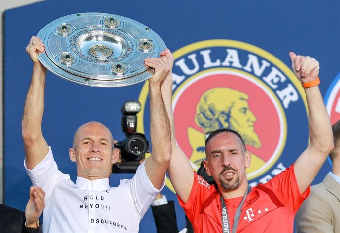 Arjen Robben y Franck Ribery celebran la Bundesliga
