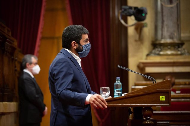 El conseller de Trabajo, Asuntos Sociales y Familias de la Generalitat, Chakir el Homrani, en el pleno del Parlament de este miércoles 9 de septiembre de 2020