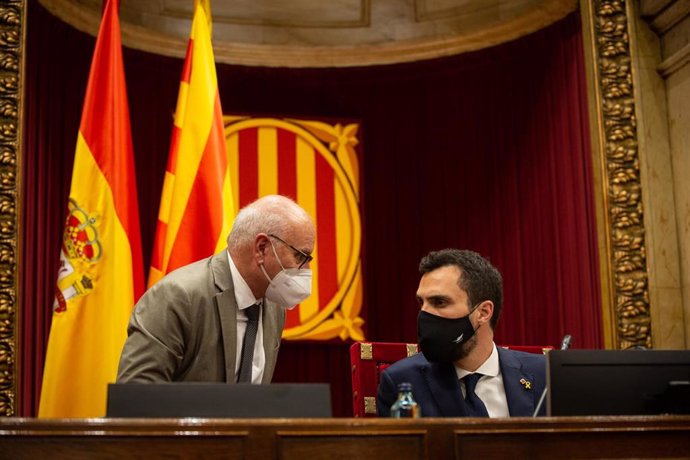 El presidente del Parlament y diputado de ERC, Roger Torrent (d), preside la mesa del Parlament. En Barcelona, Cataluña, (España), a 9 de septiembre de 2020. Durante el día de hoy se ha celebrado un pleno que da comienzo a un nuevo curso político.