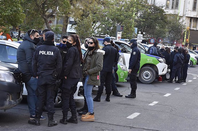 Argentina.- Cientos de policías protestan en Argentina para reclamar aumentos sa