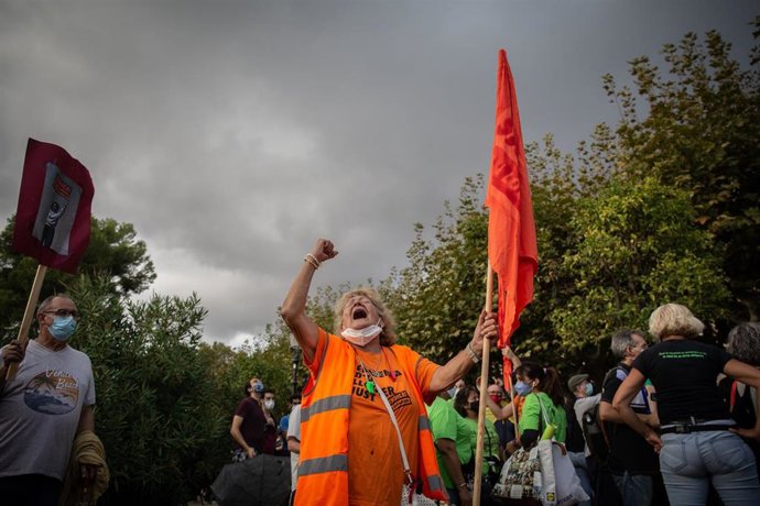 Concentración convocada por el Sindicat de Llogaters frente al Parlament para seguir la votación de la ley que limita el precio del alquiler.