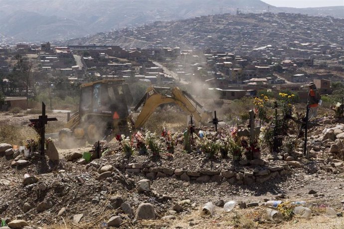 Una excavadora cava tumbas para personas que han muerto a causa de la COVID-19 en Cochabamba, Bolivia. 