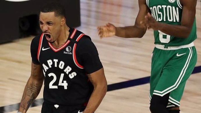 Norman Powell celebra una canasta clave en la segunda prórroga del Raptors-Celtics