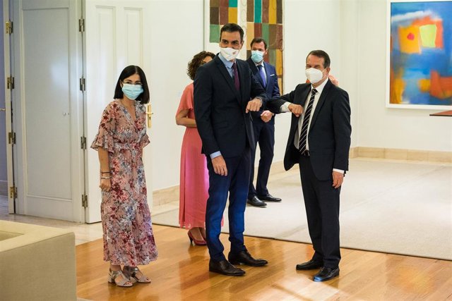 El presidente del Gobierno, Pedro Sánchez saluda al presidente de la Federación Española de Municipios y Provincias (FEMP), Abel Caballero 