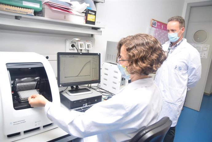 En la imagen, los investigadores Marta Terry y Marcos Egea utilizando los equipos con los que se realizan los test PCR.