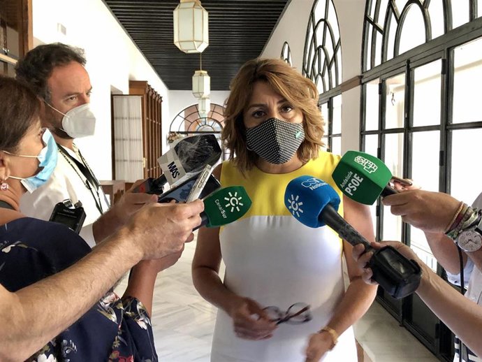 La secretaria general del PSOE-A, Susana Díaz, atiende a los medios en el Parlamento andaluz.