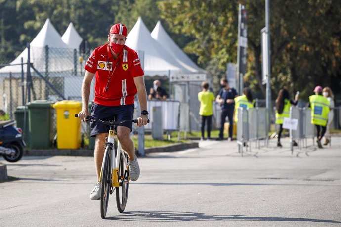 Sebastian Vettel pasea en bici por el circuito de Monza