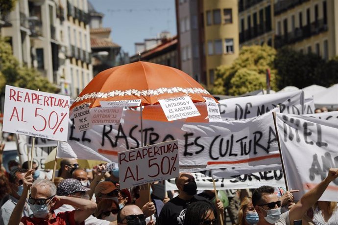Una multitud de personas con carteles y pancartas se concentra para denunciar que El Rastro. Archivo.