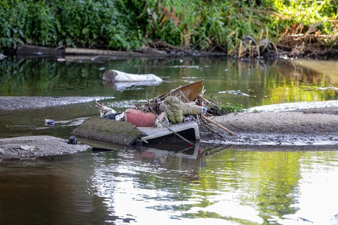 Basura y contaminación en el río Guadarrama en la localidad de Arroyomolinos, donde se han registrado residuos y desechos al igual que a su paso por los municipios de Móstoles y Navalcarnero, en Arroyomolinos, Madrid (España) a 14 de junio de 2020.