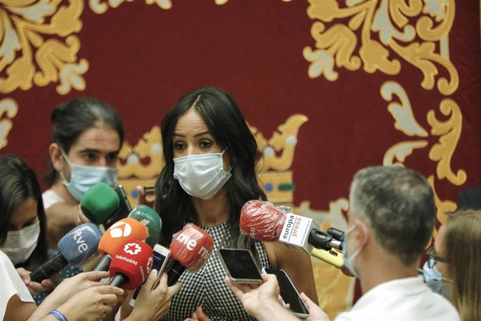 La vicealcaldesa de Madrid, Begoña Villacís, atiende a los medios de comunicación tras reunirse con diversos representantes de los sectores de la hostelería y el ocio para tratar los problemas a los que se están enfrentando tras la crisis sanitaria prov