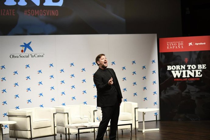 El humorista Carlos Latre interviene en la Jornada Interprofesional del Vino Born to be Wine, en CaixaFórum.