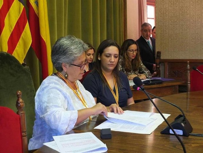 La concejala de Unidas Podemos en el Ayuntamiento de Sóller, Cati Piz (izquierda).