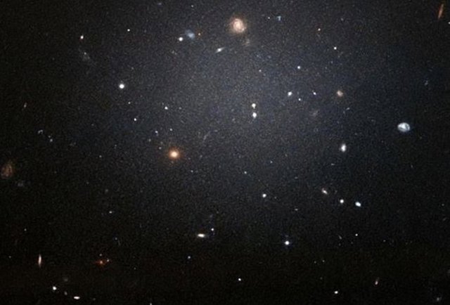 Un Estudio Dirigido Por UC Riverside Descubrió Que La Teoría De La Materia Oscura Autointeractiva Explica Por Qué Dos Galaxias Tienen Menos Materia Oscura Que Otras