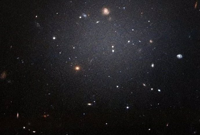 Explicación al extraño déficit de materia oscura en un par galáctico