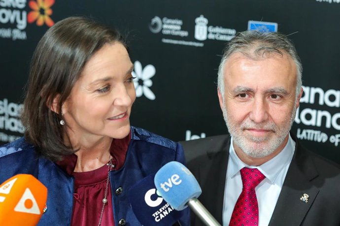 El presidente del Gobierno de Canarias, Ángel Víctor Torres y la ministra de Industria, Comercio y Turismo, Reyes Maroto