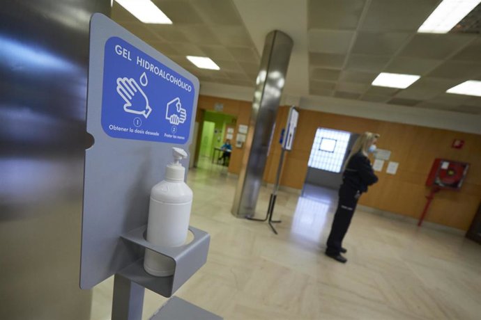 Dispensador de gel hidroalcohólico, foto de archivo