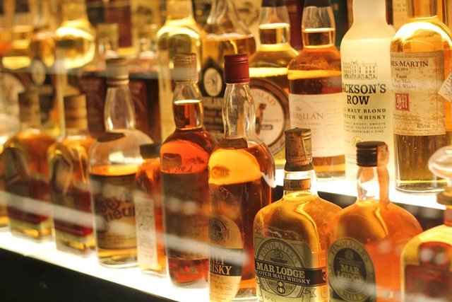 Colección de botellas de whisky escocés