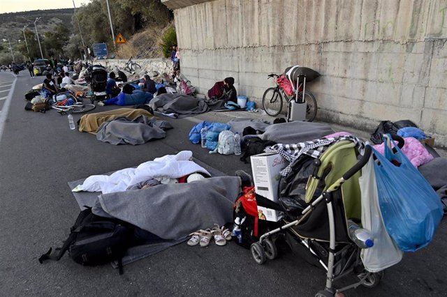 Migrantes y refugiados desplazados tras el incendio del campo de Moria