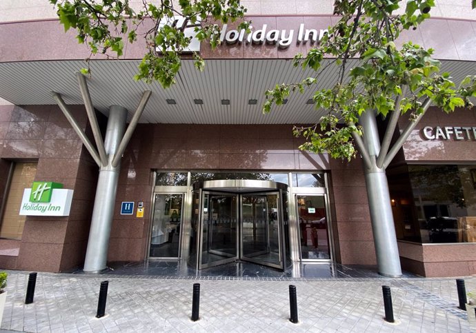 Entrada al hotel Holiday Inn Madrid Las Tablas, habilitado por el Ayuntamiento de la capital para alojar a personas sin hogar con síntomas leves de Covid-19, en Madrid (España), a 16 de abril de 2020.