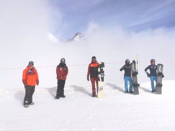 El equipo de snowboardcross durante un entrenamiento en Saas Fee