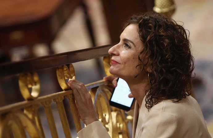 Montero pide "reflexión" a la oposición en un último intento de salvar el decret