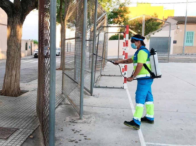 Una operaria de Emaya desinfecta zonas públicas de uso escolar.