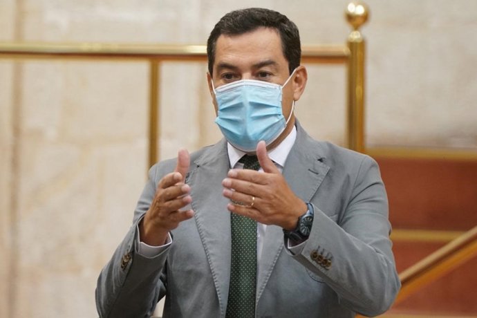 El presidente de la Junta, Juanma Moreno, este jueves durante la sesión del Pleno del Parlamento de Andalucía.