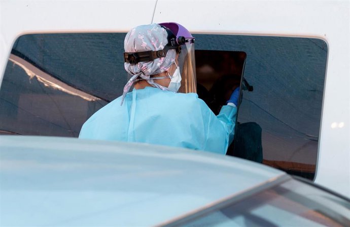 Realización de  pruebas  del test Covid-19 en el aparcamiento del Hospital Militar de Sevilla.  2 de septiembre 2020