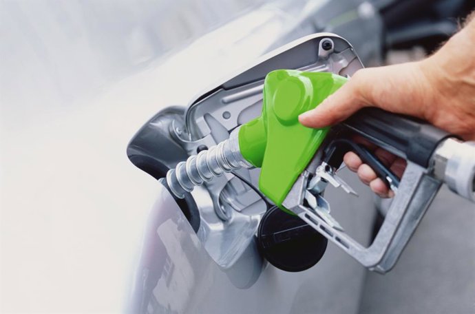 Imagen de un coche repostando.