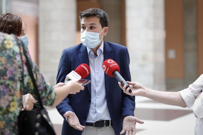 El portavoz del Grupo parlamentario de Más Madrid en la Asamblea regional, Pablo Gómez Perpiny, ofrece declaraciones a los medios de comunicación tras la reunión que ha mantenido con la presidenta de la Comunidad de Madrid, Isabel Díaz Ayuso, en Madrid