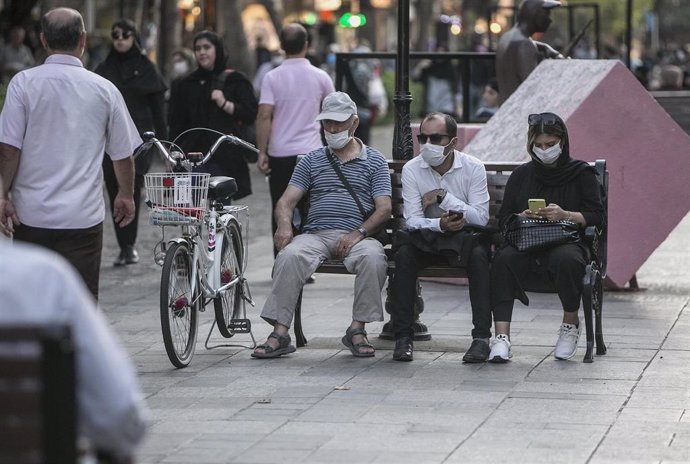 Personas con mascarilla en la ciudad iraní de Rasht