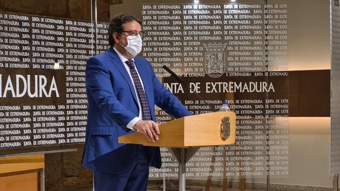 Imagen de archivo del vicepresidente segundo y consejero de Sanidad de Extremadura, José María Vergeles, en rueda de prensa