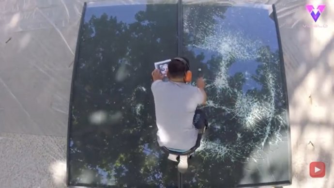 Los increíbles retratos de esta artista se hacen creando meticulosas grietas en el vidrio con un martillo