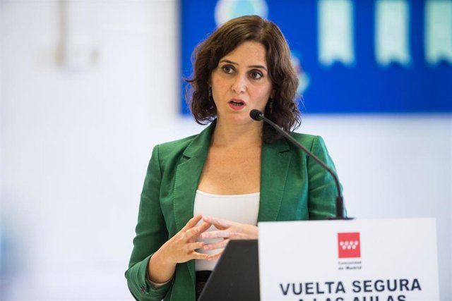 La presidenta de la Comunidad de Madrid, Isabel Díaz Ayuso, interviene durante su visita programada con motivo del inicio del curso escolar 2020/21 en el CEIP Francisco de Orellana de Arroyomolinos, en Arroyomolinos, Madrid, (España), a 8 de septiembre de
