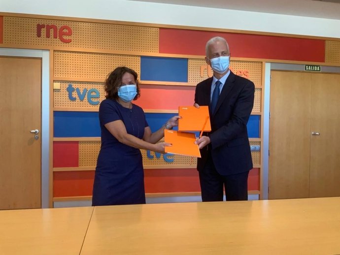 El alcalde de Logroño y presidente de la Asociación de Municipios del Camino de Santiago firma un convenio con RTVE para dar mayor visibilidad a la Ruta Jacobea y sus localidades