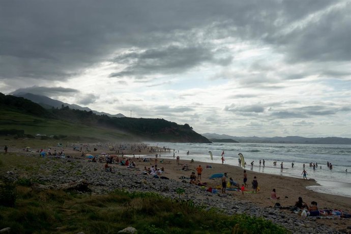 Bañistas en la playa de Vega. durante el verano de la pandemia Covid-19.Asturias a 25 de agosto del 2020