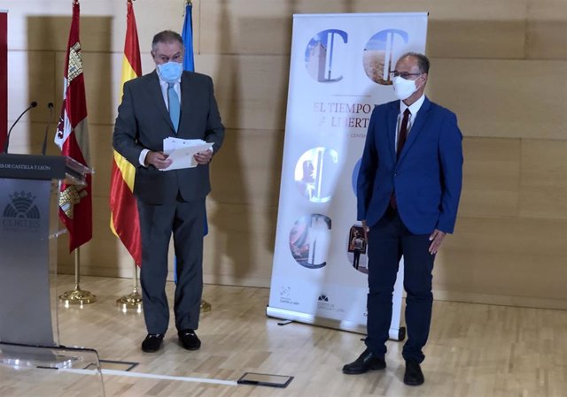 El comisario del V Centenario, Salvador Rus, y el presidente de la Fundación Castilla y León, Luis Fuentes, presentan las novedades sobre la conmemoración de los comuneros.