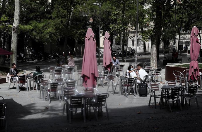 Clientes en la terraza de un bar, en Madrid (España)