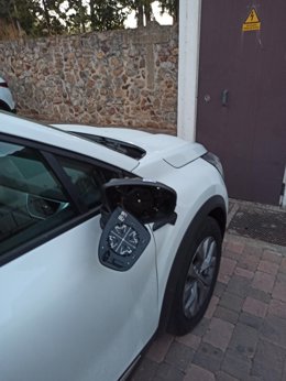 Uno de los vehículos objeto de daños en su retrovisor.