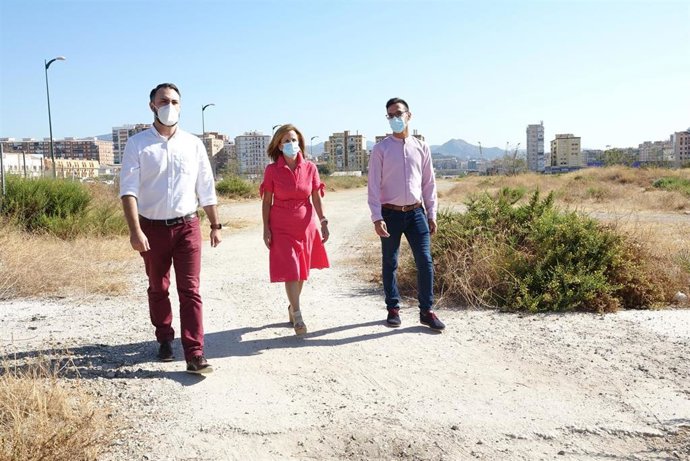 Ediles del Grupo Municipal Socialista en los terrenos de la antigua Repsol