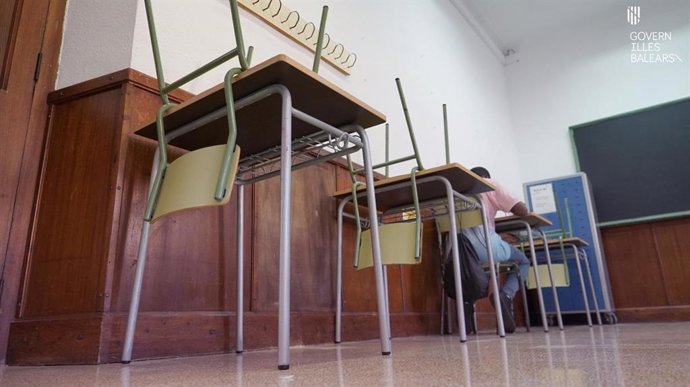 IES Ramon Llull de Palma, el primer día de clases, con pupitres vacíos para garantizar separación por el COVID-19.