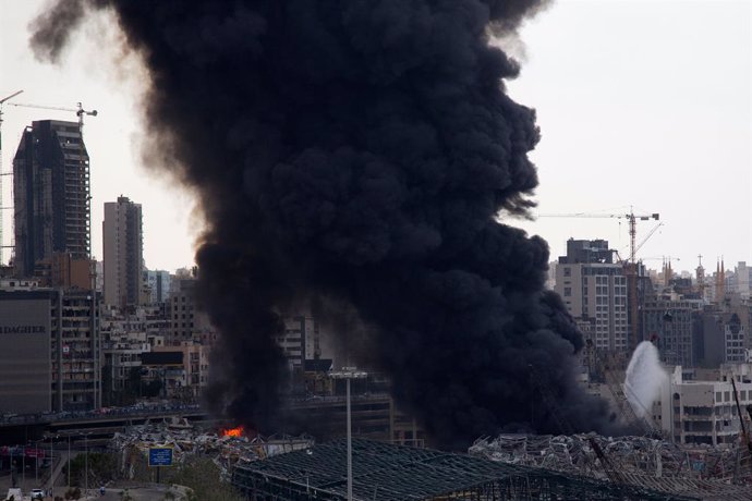 Líbano.- El puerto de Beirut, escenario de un aparatoso incendio un mes después 