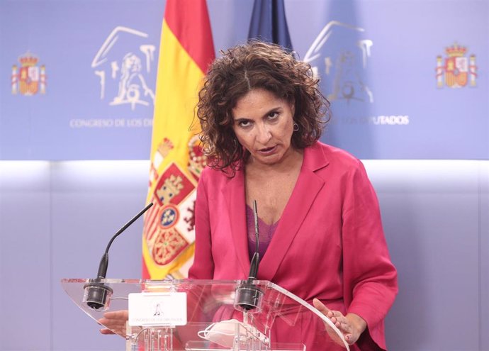 La ministra de Hacienda, María Jesús Montero, ofrece una rueda de prensa en la sala de prensa del Congreso