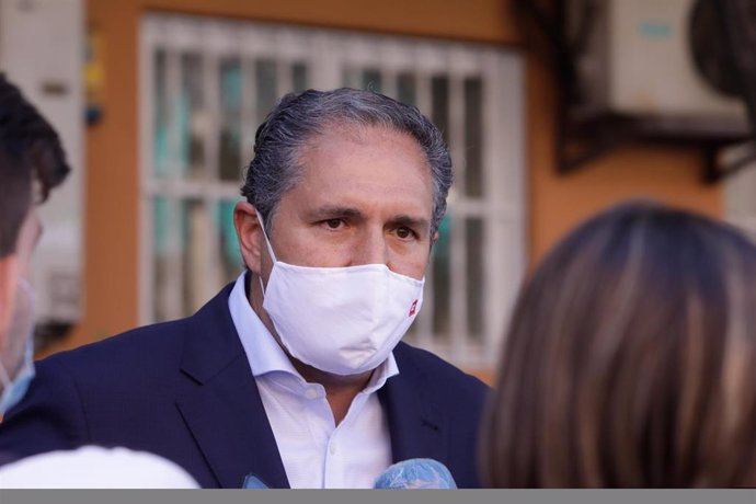 El portavoz adjunto del Grupo Parlamentario Socialista de la Asamblea de Madrid, José Cepeda, informa sobre el desarrollo de la pandemia en el Centro de Salud de Abrantes, en Madrid (España) a 25 de agosto de 2020.
